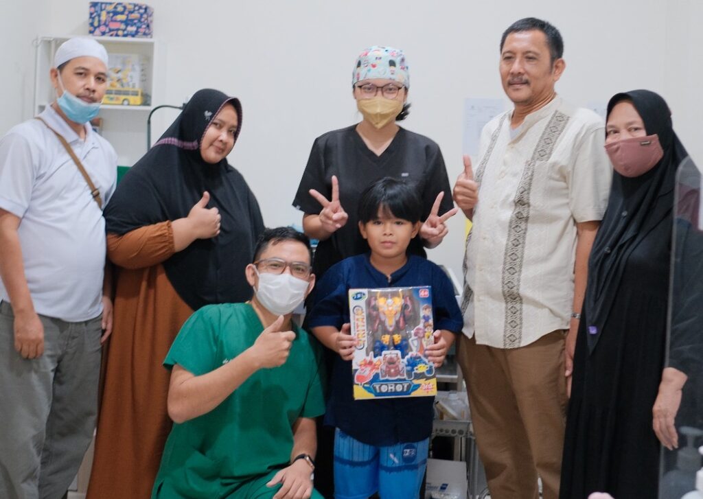 Pasien Sunat Astronat bersama dokter dan keluarga. Sunat tanpa nyeri, setelah sunat langsung main